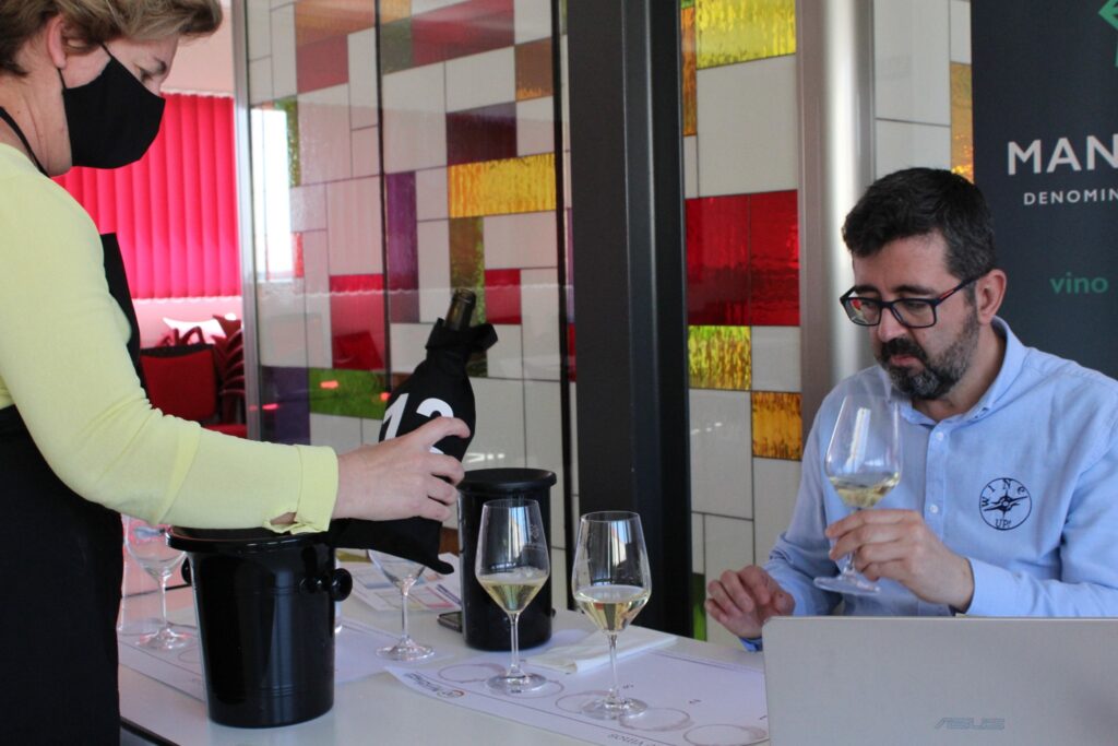 Joaquín Parra, director de la guía Wine Up! catando a ciegas los vinos de la D.O. Manchuela.