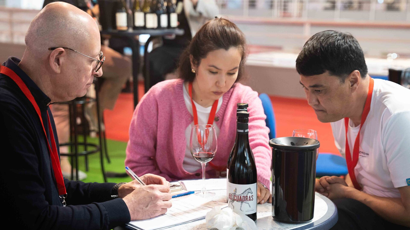 Jurado internacional catando vinos en FENAVIN