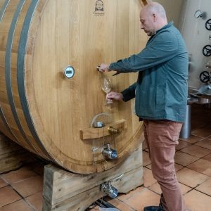 DSC1919-Elias-Lopez-Montero-en-bodega.-Foto-@WineUp